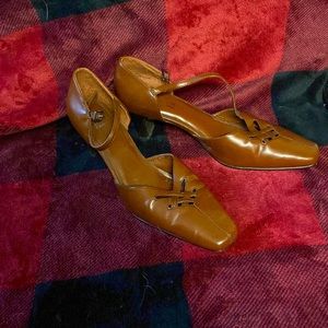 Size 8, vintage, brown leather heels by hush puppies